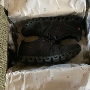 On cloud running tennis shoes